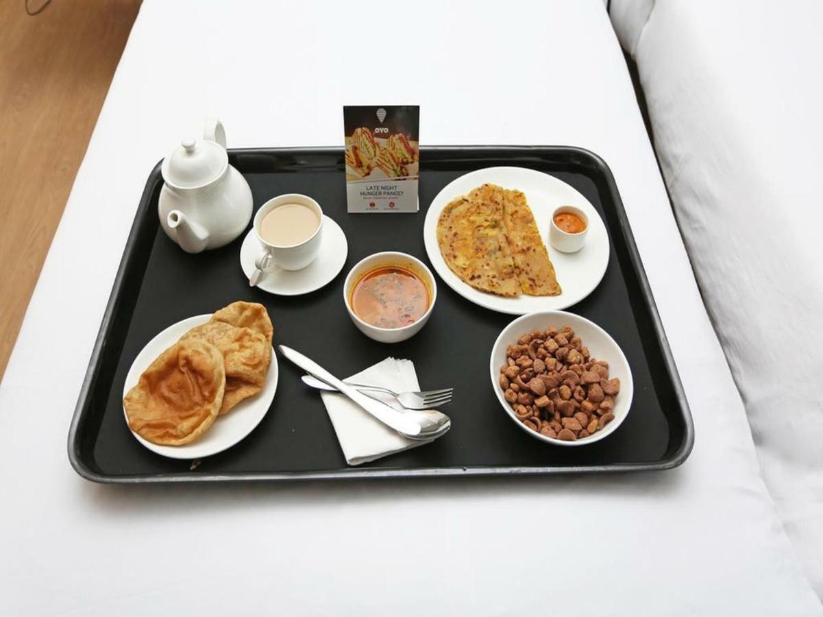 Oyo 43505 Hotel The White House Hisar Bagian luar foto