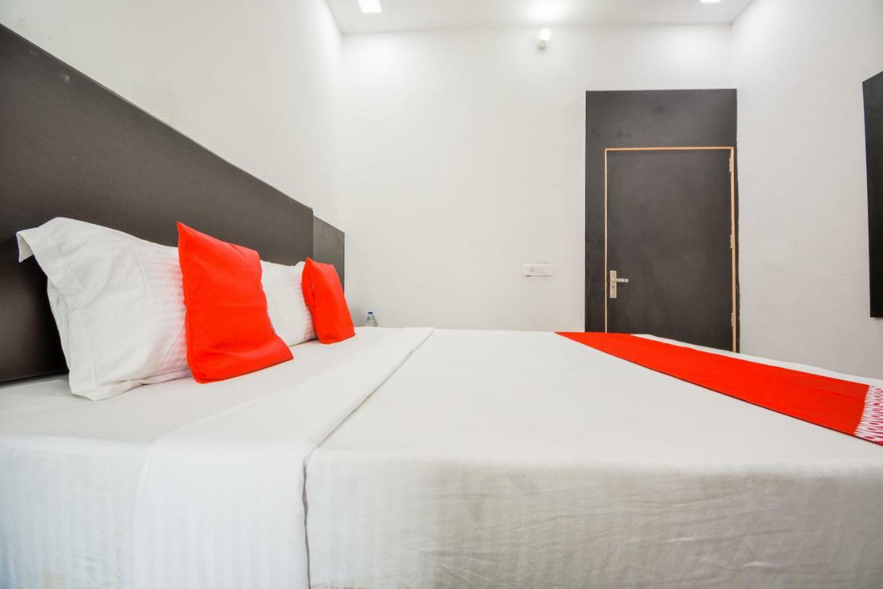 Oyo 43505 Hotel The White House Hisar Bagian luar foto